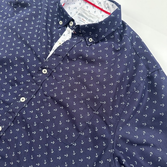 Men’s International Report Short Sleeved Shirt
Size Large​ - Picture 2 of 6